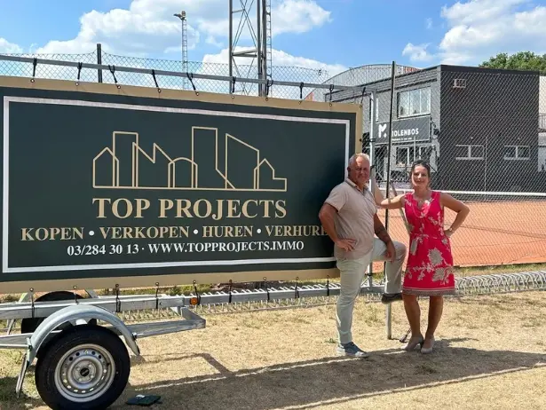 Top Projects bord aan de tennisterreinen van 't Molenbos