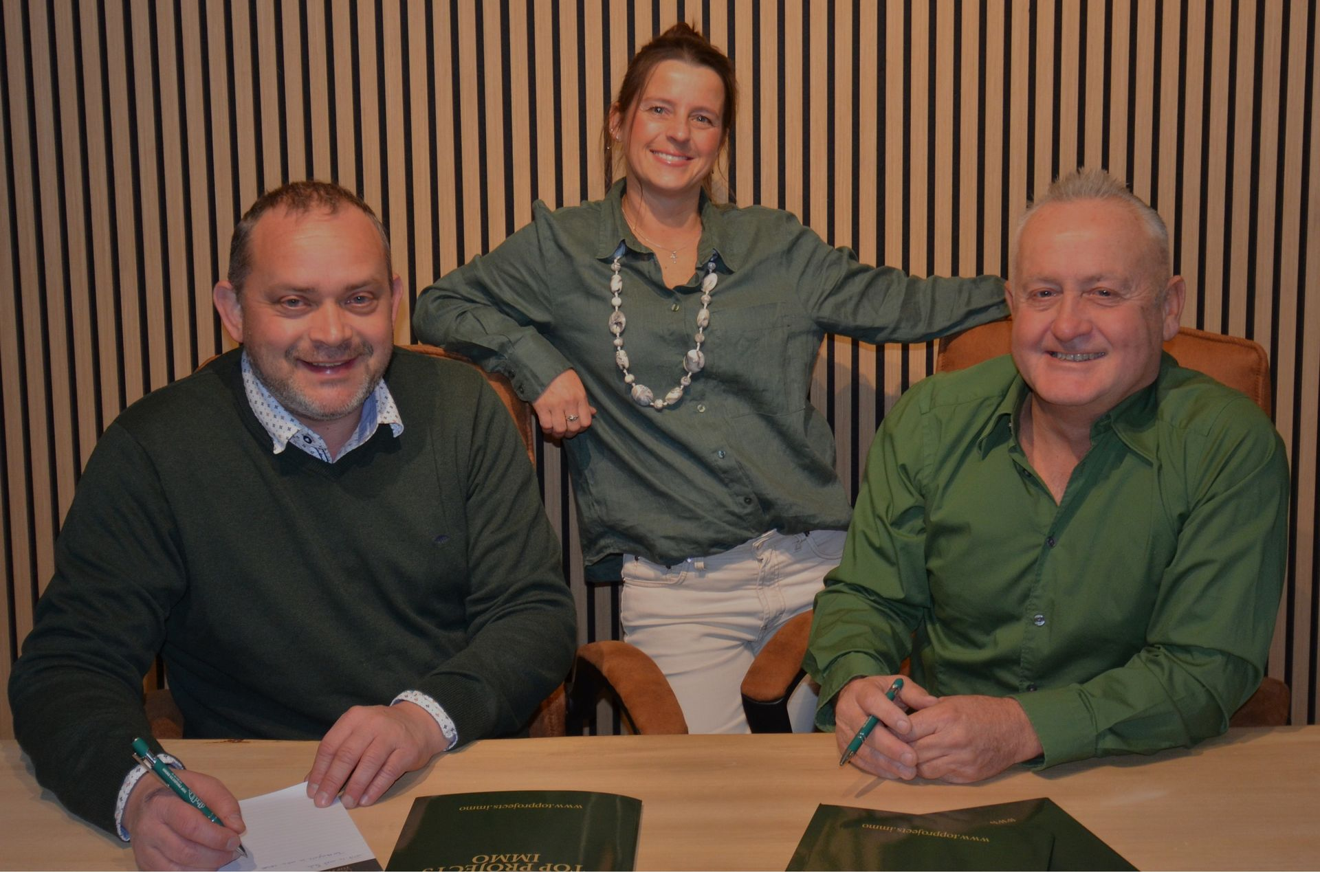 Overleg met de makelaar over een aankoopdossier